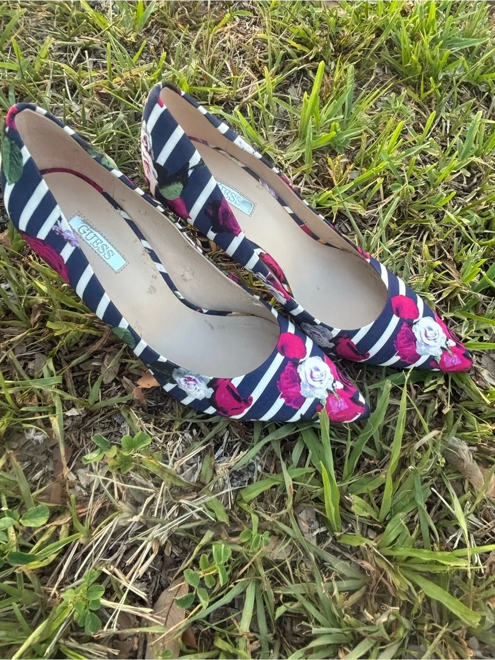Floral Guess Gweloy2 pointed-toe pumps are a Women size 8.5M